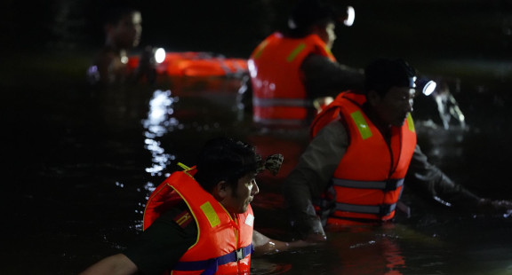 Quảng Bình: Xuyên đêm tìm kiếm thi thể 3 học sinh bị đuối nước khi đi tắm sông