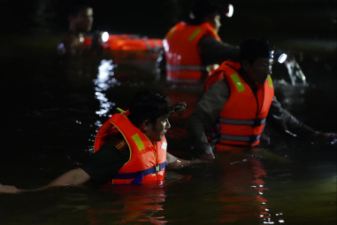 Quảng Bình: Xuyên đêm tìm kiếm thi thể 3 học sinh bị đuối nước khi đi tắm sông