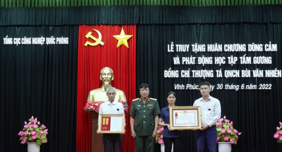 Truy tặng Huân chương Dũng cảm cho Thượng tá Bùi Văn Nhiên