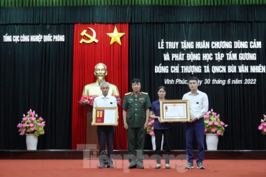 Truy tặng Huân chương Dũng cảm cho Thượng tá Bùi Văn Nhiên
