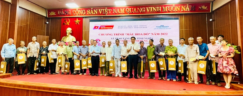 Chương trình “Màu hoa đỏ” năm 2022: Ấm áp những món quà tình nghĩa