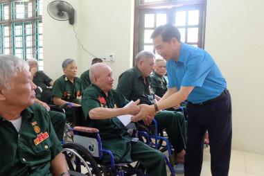 LĐLĐ TP.Hà Nội thăm, tặng quà tại Trung tâm điều dưỡng Thương binh Duy Tiên