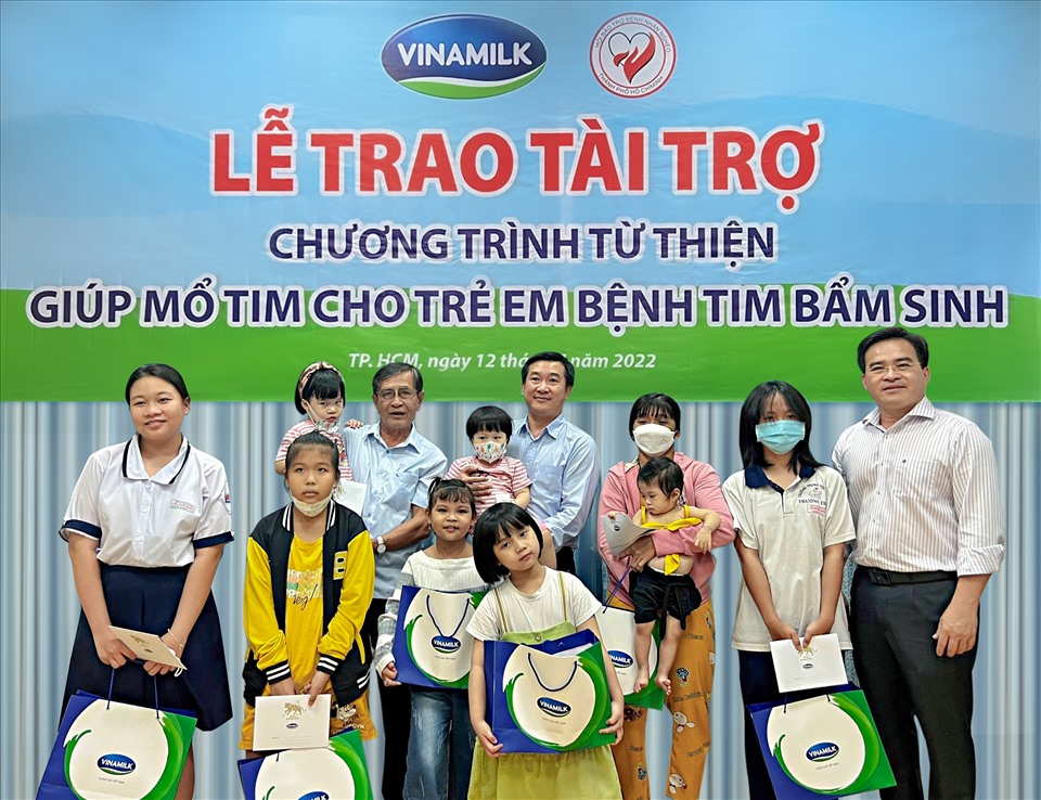 Vinamilk tiếp tục hỗ trợ phẫu thuật tim và mắt cho trẻ em khó khăn