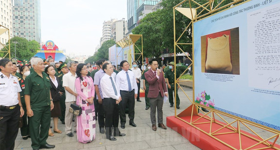 Khai mạc triển lãm ảnh: Thành phố Hồ Chí Minh khắc sâu đạo lý “Uống nước nhớ nguồn”