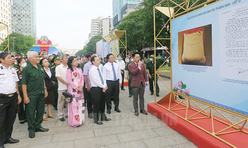 Khai mạc triển lãm ảnh: Thành phố Hồ Chí Minh khắc sâu đạo lý “Uống nước nhớ nguồn”