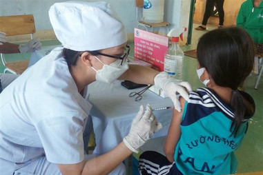 Thủ tướng yêu cầu tăng cường công tác tiêm vaccine phòng COVID-19