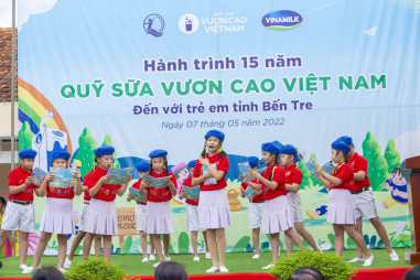 Vinamilk và Quỹ sữa Vươn cao Việt Nam dành nhiều món quà đặc biệt cho trẻ em nhân 15 năm thành lập