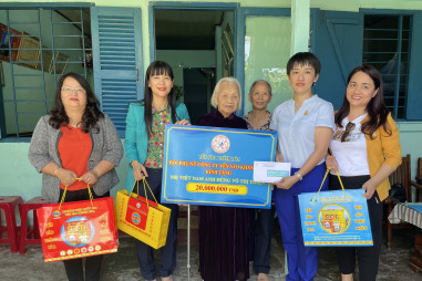 Yến sào Khánh Hòa thăm hỏi và tặng quà hai Mẹ Việt Nam Anh hùng