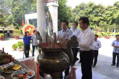 Hội nhà báo tỉnh Tây Ninh viếng nghĩa trang liệt sĩ Đồi 82