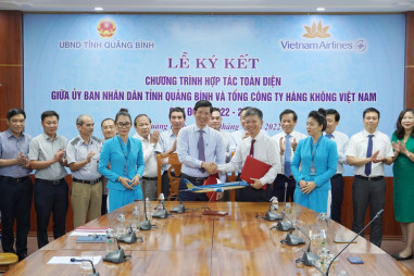 Quảng Bình và Vietnam Airlines ký kết hợp tác toàn diện trên nhiều lĩnh vực