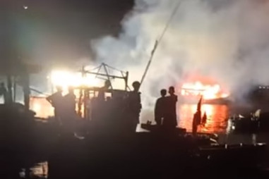 Quảng Bình: 4 tàu cá của ngư dân bốc cháy dữ dội trên bến đỗ