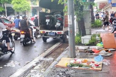 Giết người rồi tự sát trên phố Hàng Bài, nghi do mâu thuẫn tình cảm