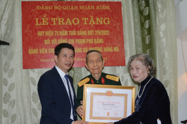 Đại tá, nhà báo lão thành Phạm Phú Bằng nhận Huy hiệu 75 năm tuổi Đảng