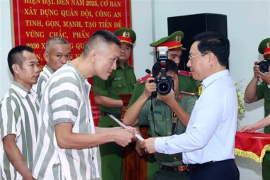 Phó Thủ tướng Thường trực dự Lễ công bố quyết định đặc xá tại Trại giam Vĩnh Quang