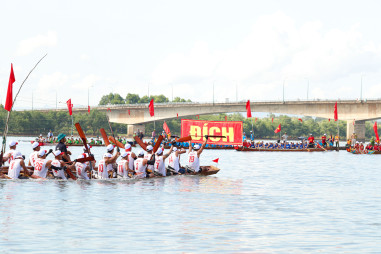 Quảng Bình đón Bằng công nhận Di sản văn hóa phi vật thể Quốc gia lễ hội đua thuyền truyền thống