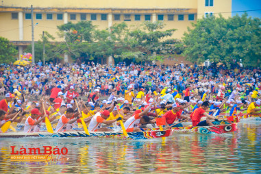 Lễ hội đua thuyền trên quê hương Đại tướng Võ Nguyên Giáp