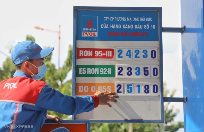 Giá xăng đồng loạt giảm trong khi giá dầu tăng mạnh
