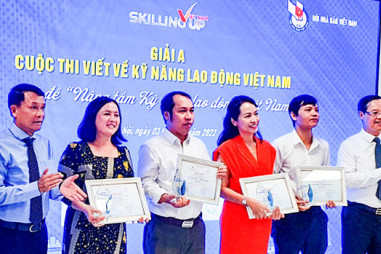 Trao giải Cuộc thi viết về Kỹ năng lao động Việt Nam năm 2022