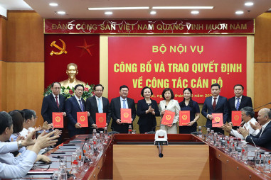 Bộ Nội vụ công bố và trao quyết định về công tác cán bộ