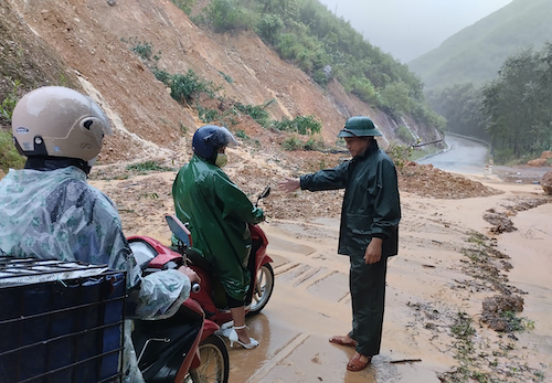 Khẩn cấp sơ tán người dân do mưa lũ và sạt lở đất