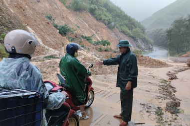 Khẩn cấp sơ tán người dân do mưa lũ và sạt lở đất