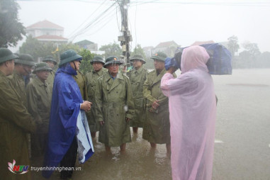 Nghệ An: Phóng viên thời sự dầm mình trong mưa lụt
