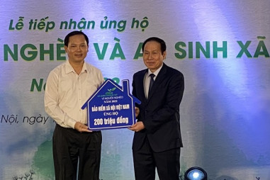 BHXH Việt Nam ủng hộ Quỹ Vì người nghèo và an sinh xã hội