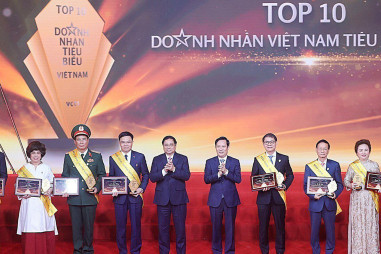 Chủ tịch HĐQT THACO Trần Bá Dương được vinh danh Top 10 Doanh nhân Việt Nam tiêu biểu năm 2022