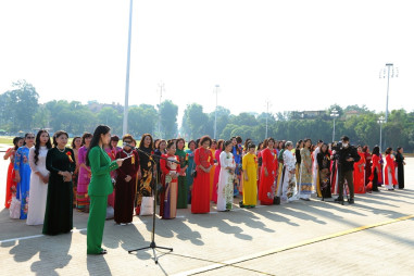 Hội Nữ Doanh nhân Việt Nam - Asean báo công dâng Bác