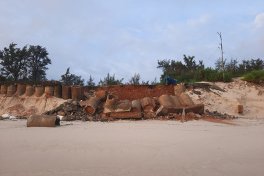 Sạt lở ven biển đe dọa cuộc sống của nhiều hộ dân ở Quảng Bình