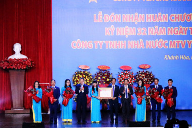 Yến Sào Khánh Hoà đón nhận Huân chương Lao động và kỷ niệm 32 năm Ngày thành lập
