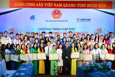 Chương trình “Chia sẻ cùng thầy cô” tôn vinh 68 cá nhân tiêu biểu nhân dịp Ngày Nhà giáo Việt Nam