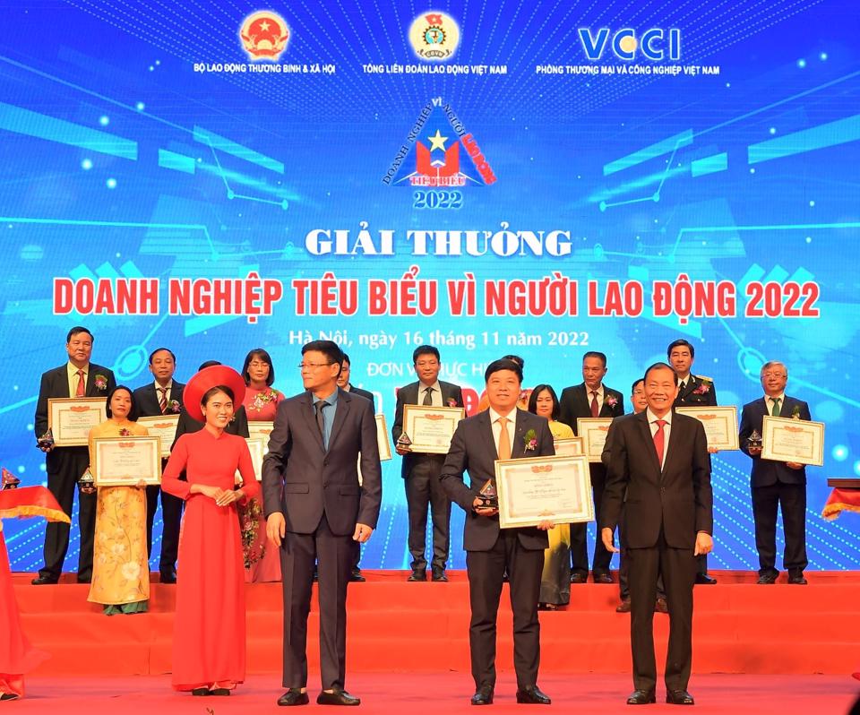 Vietcombank tiếp tục được vinh danh “Doanh nghiệp tiêu biểu vì người lao động”