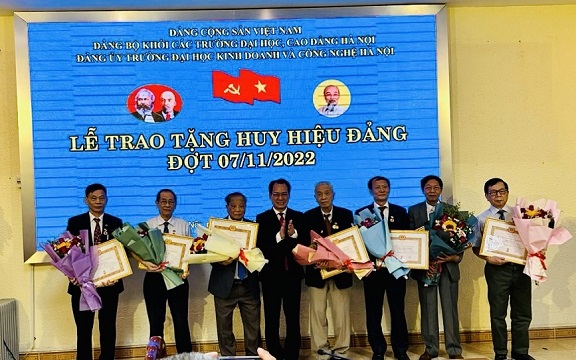 Lễ trao tặng Huy hiệu Đảng tại trường Đại học Kinh doanh và Công nghệ Hà Nội