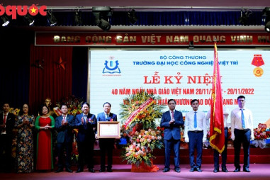 Đại học Công Nghiệp Việt Trì đón nhận Huân chương Lao động hạng Nhì