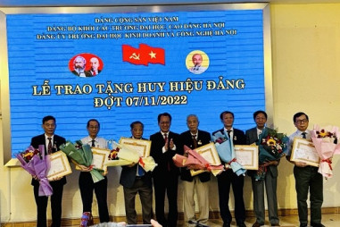 Lễ trao tặng Huy hiệu Đảng tại trường Đại học Kinh doanh và Công nghệ Hà Nội