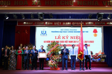 Trường Đại học Công nghiệp Việt Trì đón Huân chương Lao động Hạng Nhì