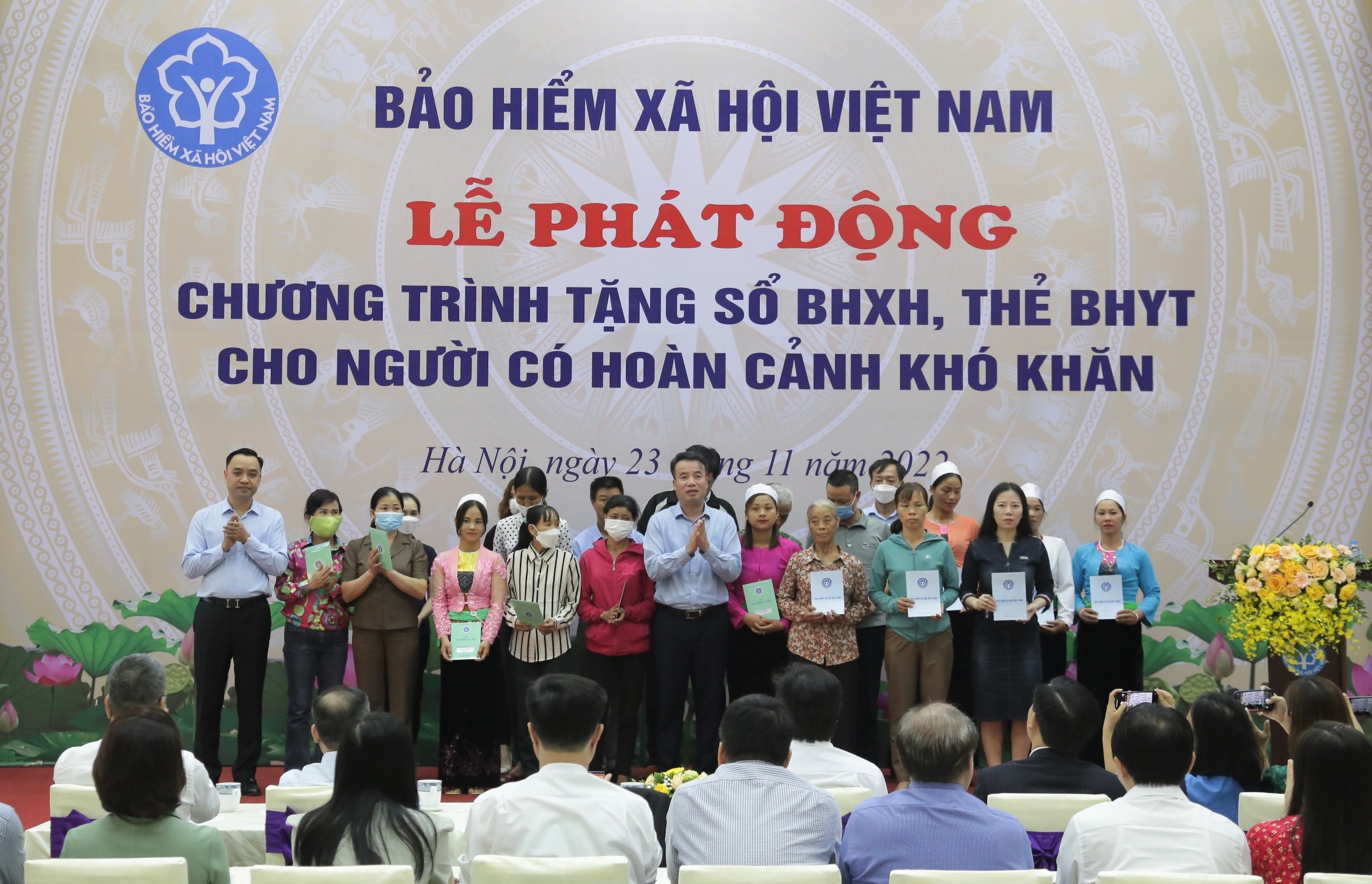 Lễ Phát động tặng sổ BHXH, thẻ BHYT cho người có hoàn cảnh khó khăn