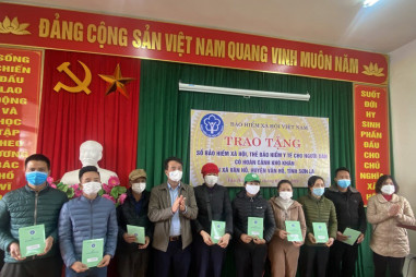 Bảo hiểm xã hội Việt Nam: Tặng thẻ BHYT, sổ BHXH, trao quà cho các hộ gia đình nghèo tại tỉnh Sơn La