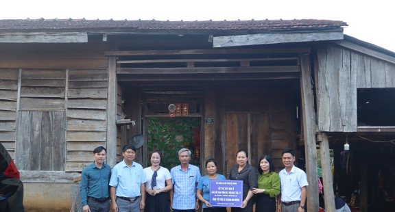 Bảo hiểm xã hội tỉnh Đắk Nông ủng hộ xây nhà tình nghĩa tại xã Đắk Wer, huyện Đắk RLấp