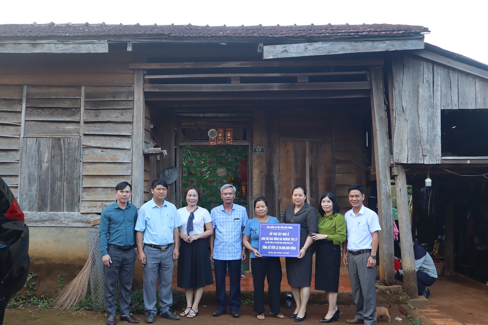 Bảo hiểm xã hội tỉnh Đắk Nông ủng hộ xây nhà tình nghĩa tại xã Đắk Wer, huyện Đắk RLấp