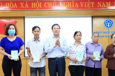 Nam Định: Tặng sổ BHXH, thẻ BHYT cho người có hoàn cảnh khó khăn