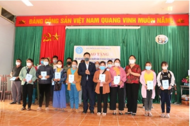 BHXH tỉnh Sơn La tặng thẻ BHYT, trao quà Tết cho bệnh nhân nghèo