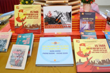 Giới thiệu bộ sách kỷ niệm 50 năm chiến thắng “Hà Nội - Điện Biên Phủ trên không”