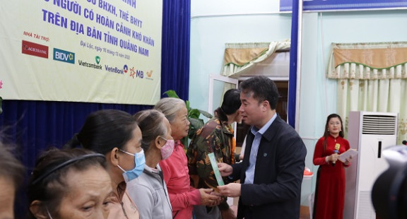Tổng Giám đốc BHXH Việt Nam Nguyễn Thế Mạnh tặng sổ BHXH, thẻ BHYT cho người có hoàn cảnh khó khăn tại Đà Nẵng và Quảng Nam