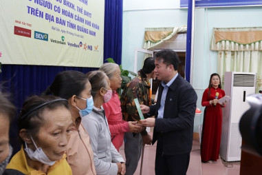 Tổng Giám đốc BHXH Việt Nam Nguyễn Thế Mạnh tặng sổ BHXH, thẻ BHYT cho người có hoàn cảnh khó khăn tại Đà Nẵng và Quảng Nam