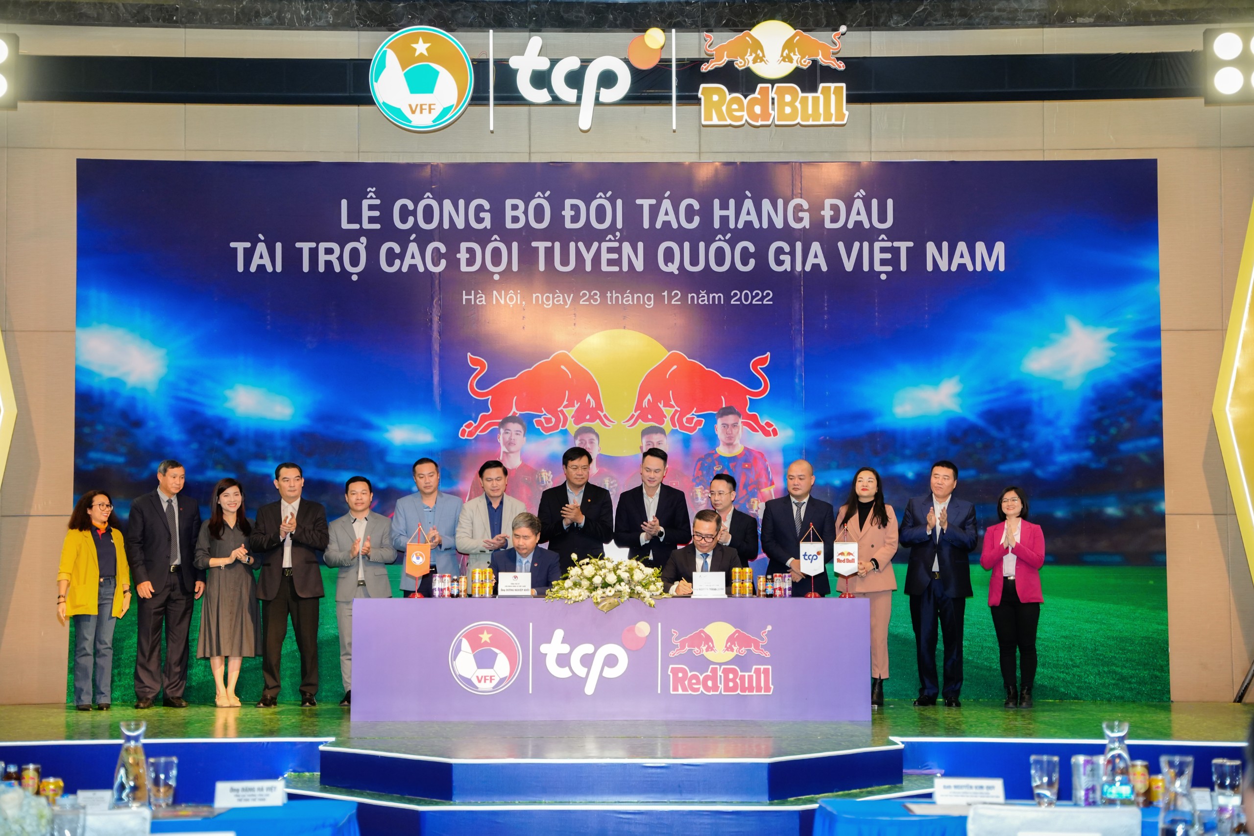 Công ty TCP Việt Nam với nhãn hàng Red Bull là nhà tài trợ hàng đầu của các đội tuyển Quốc gia Việt Nam