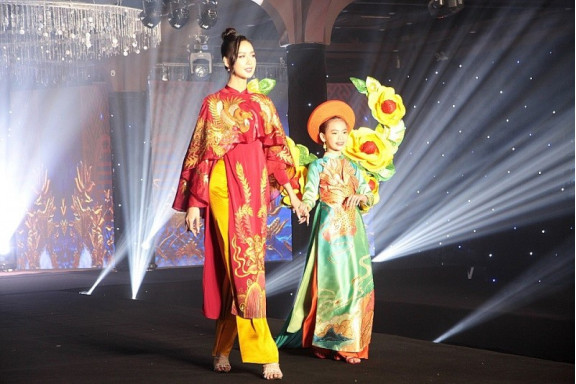 Dàn mẫu nhí Việt tự tin sải bước trên sàn diễn Shanghai Fashion Week  Thời  trang  Vietnam VietnamPlus