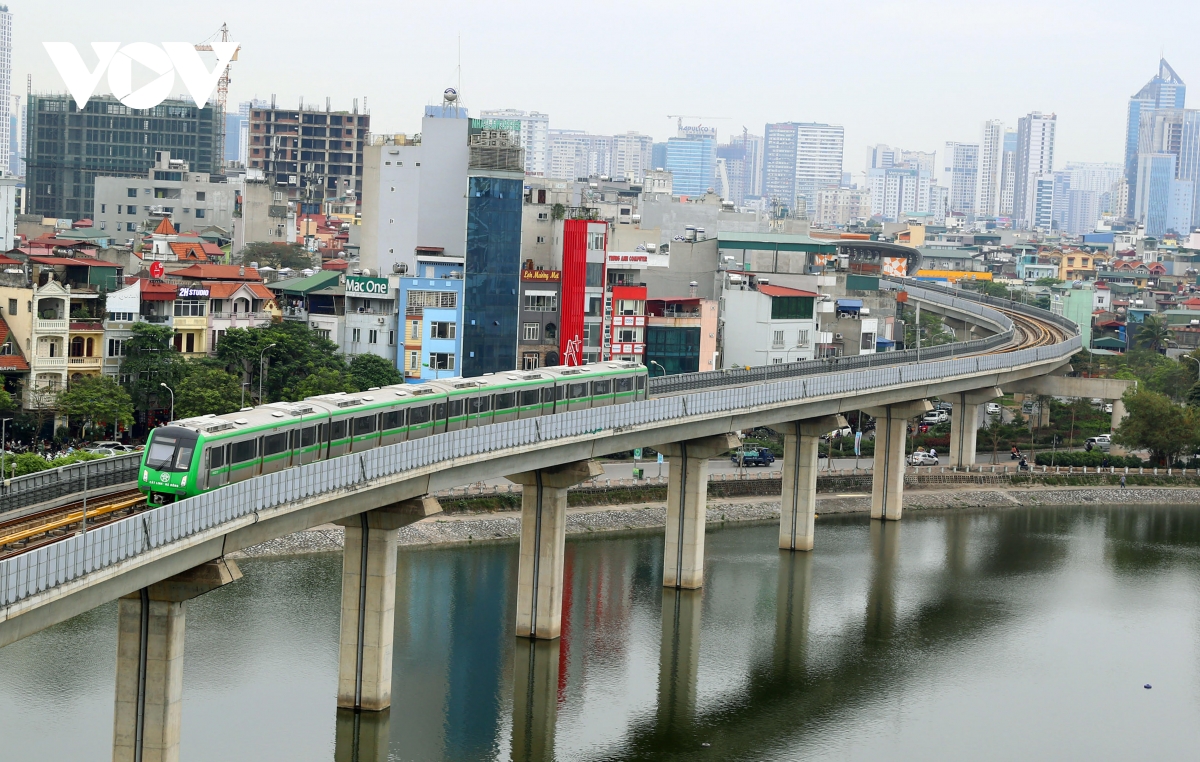 Metro - đoàn tàu mùa Xuân