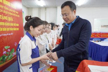 Liên đoàn Lao động  thành phố Hà Nội thăm và trao quà Tết cho công nhân 